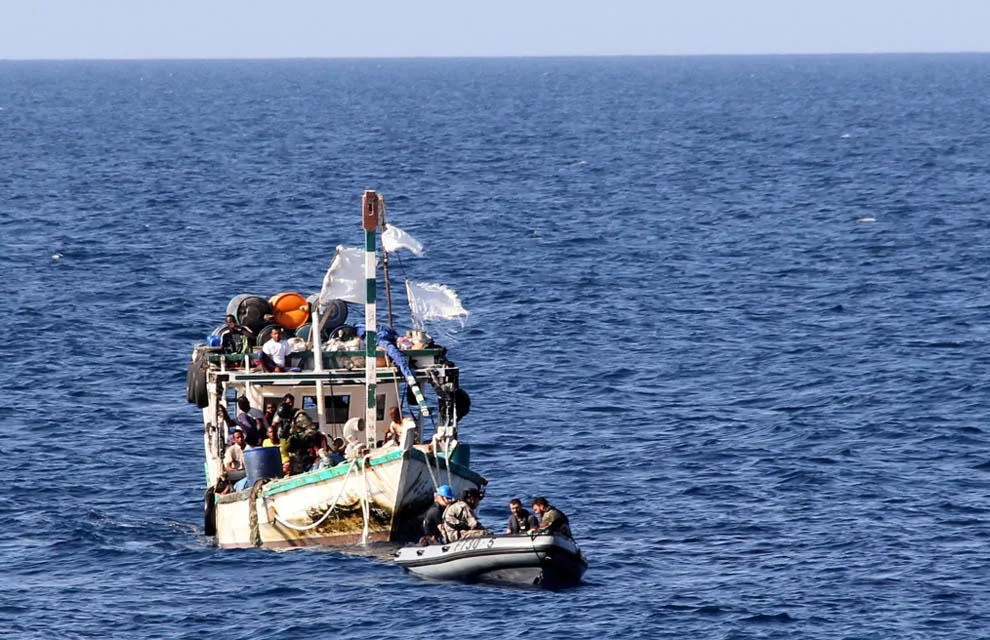La frégate Floréal porte assistance à un boutre en détresse