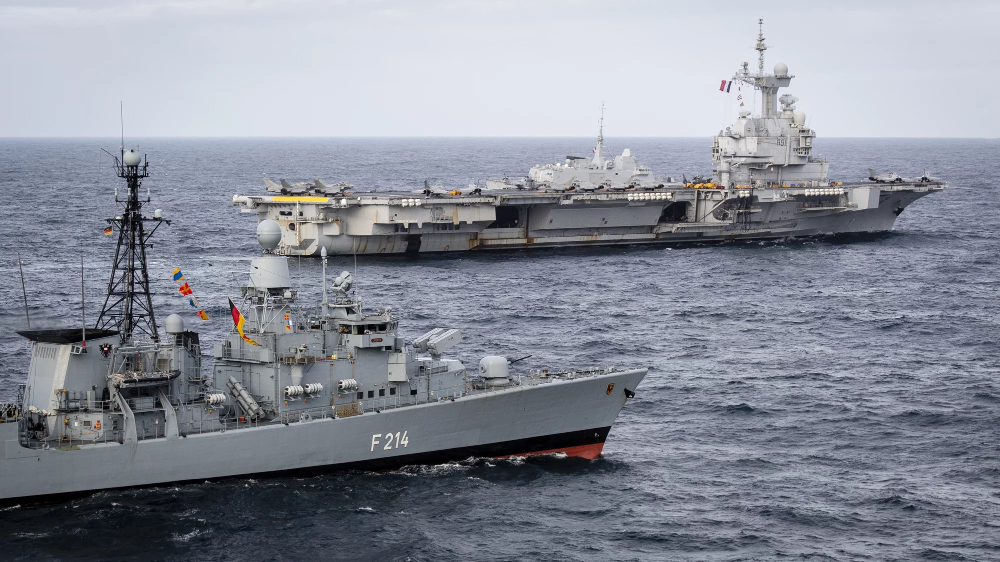 La frégate allemande Lübeck et le porte-avions Charles de Gaulle