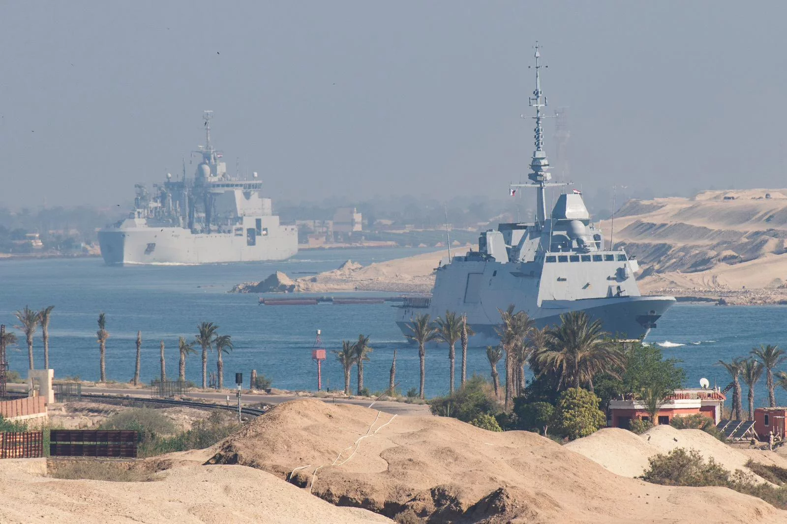Le groupe aéronaval dans le canal de Suez