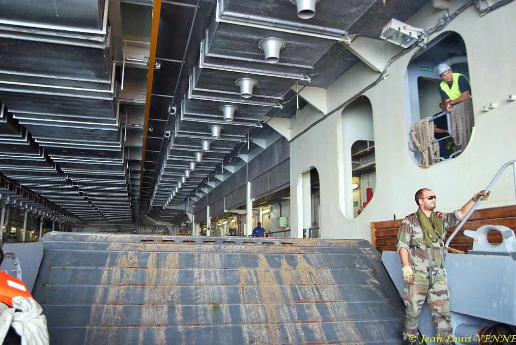 Un engin de débarquement dans le radier du Mistral