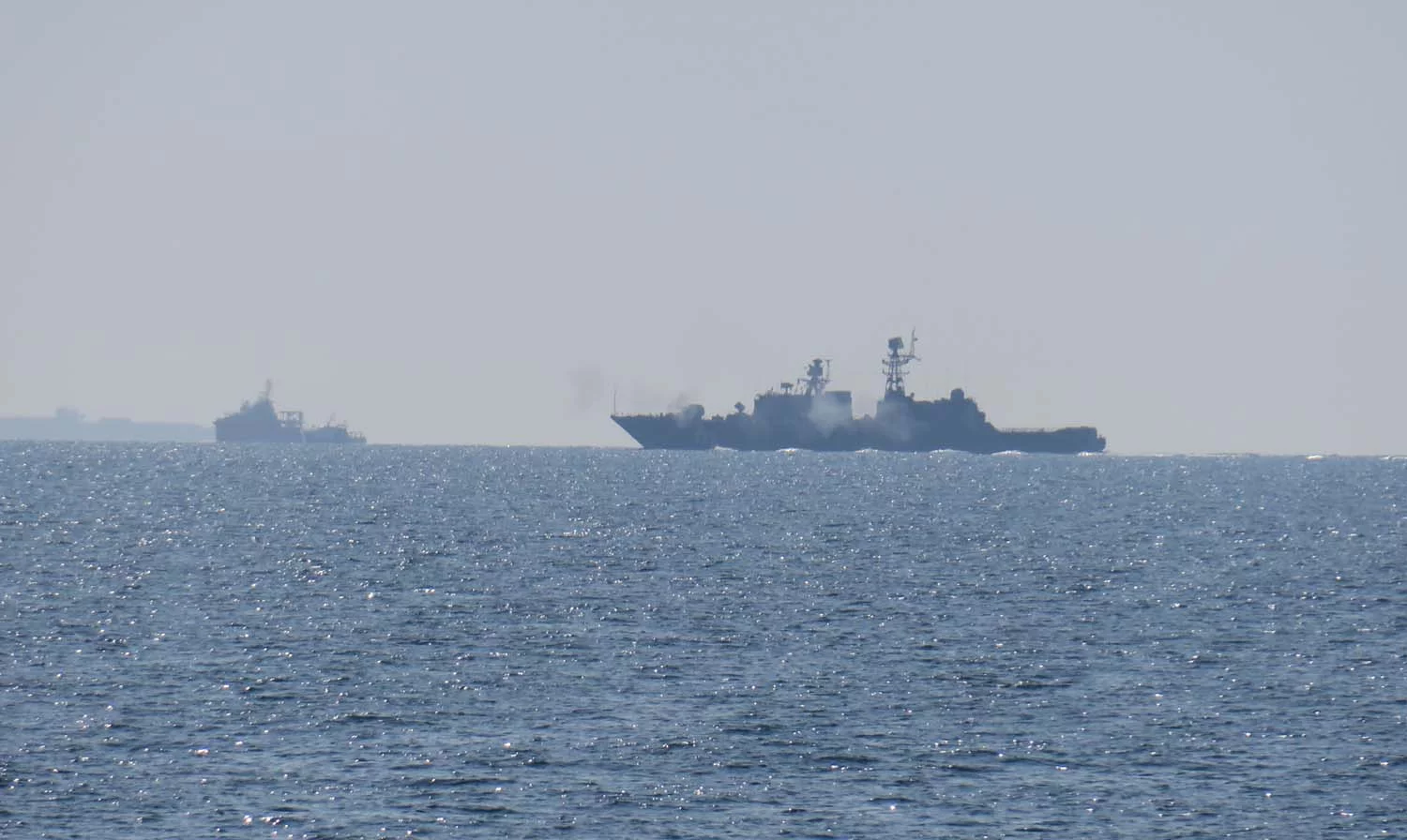 La frégate russe Neustrashimy effectue des tirs d’artillerie hors des eaux territoriales britanniques et françaises, le 20 juillet 2026