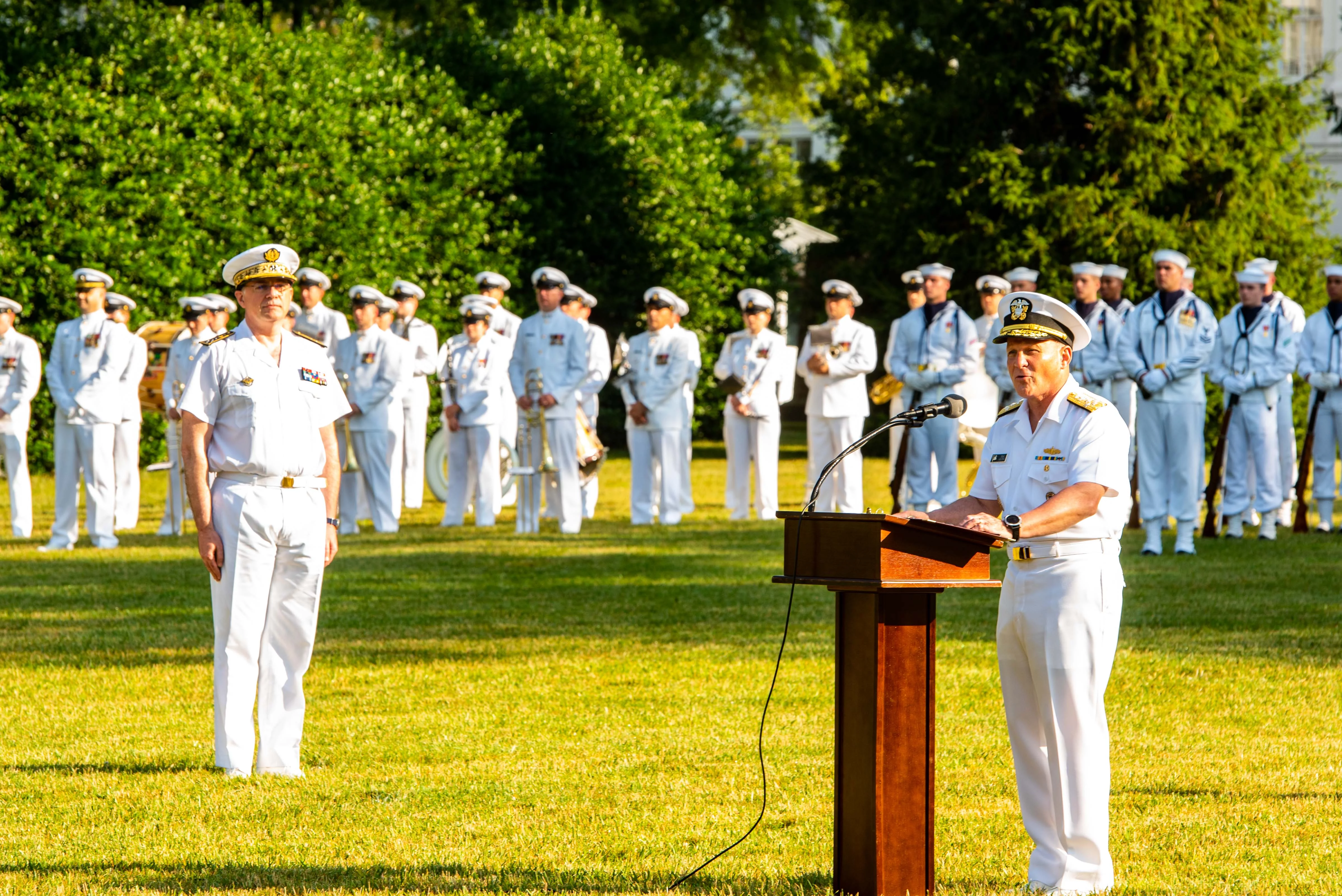 L'amiral Mike Gilday accueille avec tous les honneurs l'amiral Pierre Vandier