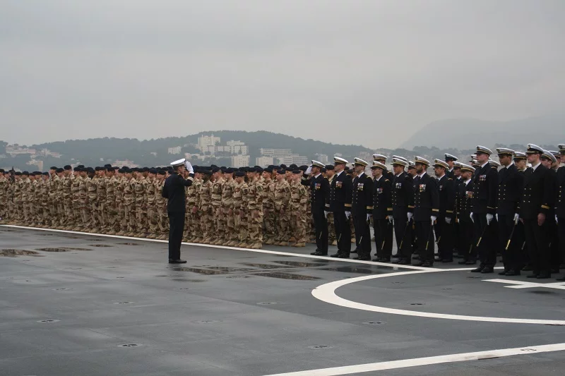 Le commandant en second du Mistral inspecte les troupes