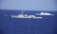 La frégate égyptienne Tayha Misr, un sous-marin U-209/1400 et la frégate Latouche-Tréville