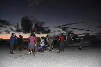 Le Dauphin du détachement 35F de Tahiti posé sur l'atoll de Tenarunga