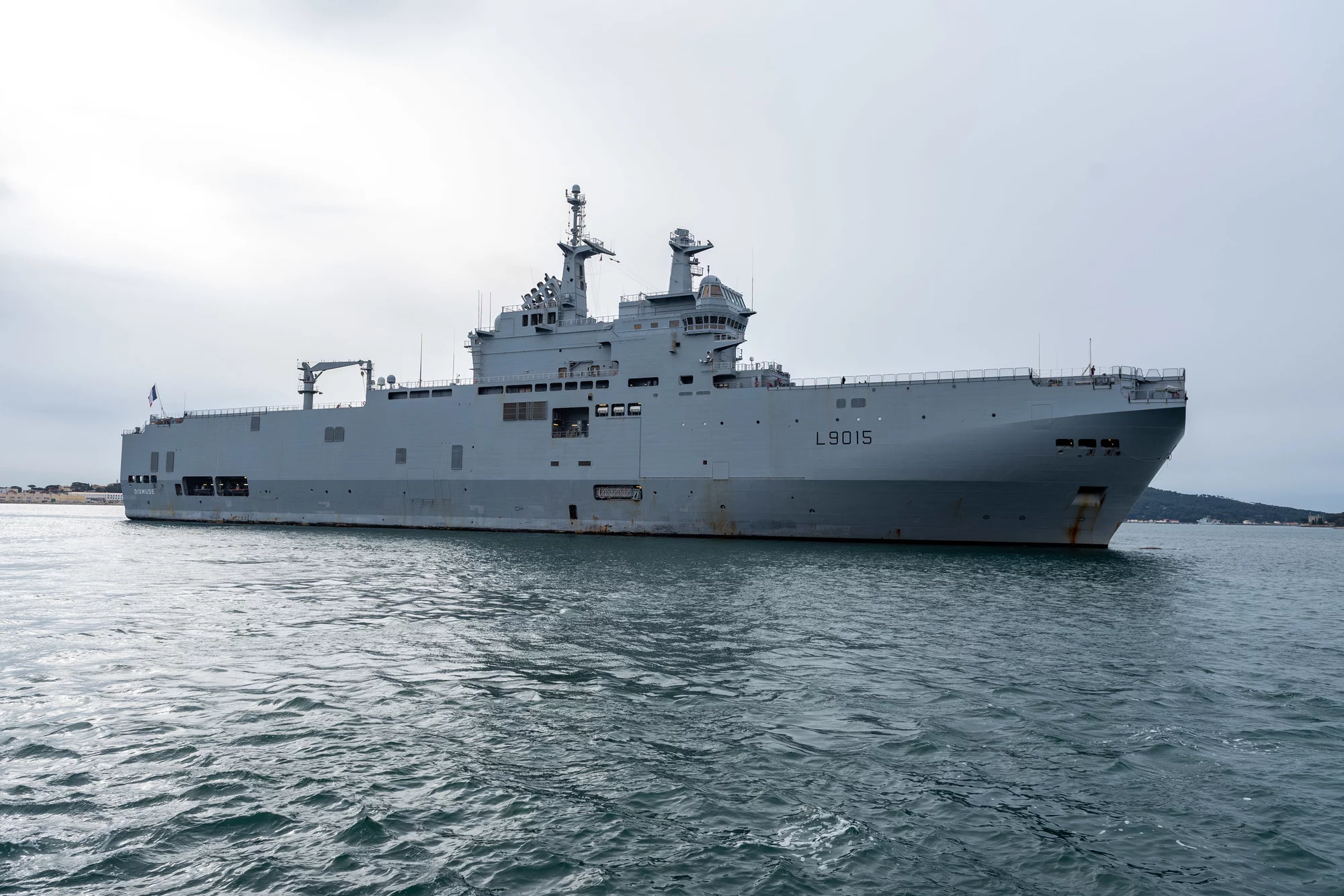 Le porte-hélicoptères amphibie Dixmude