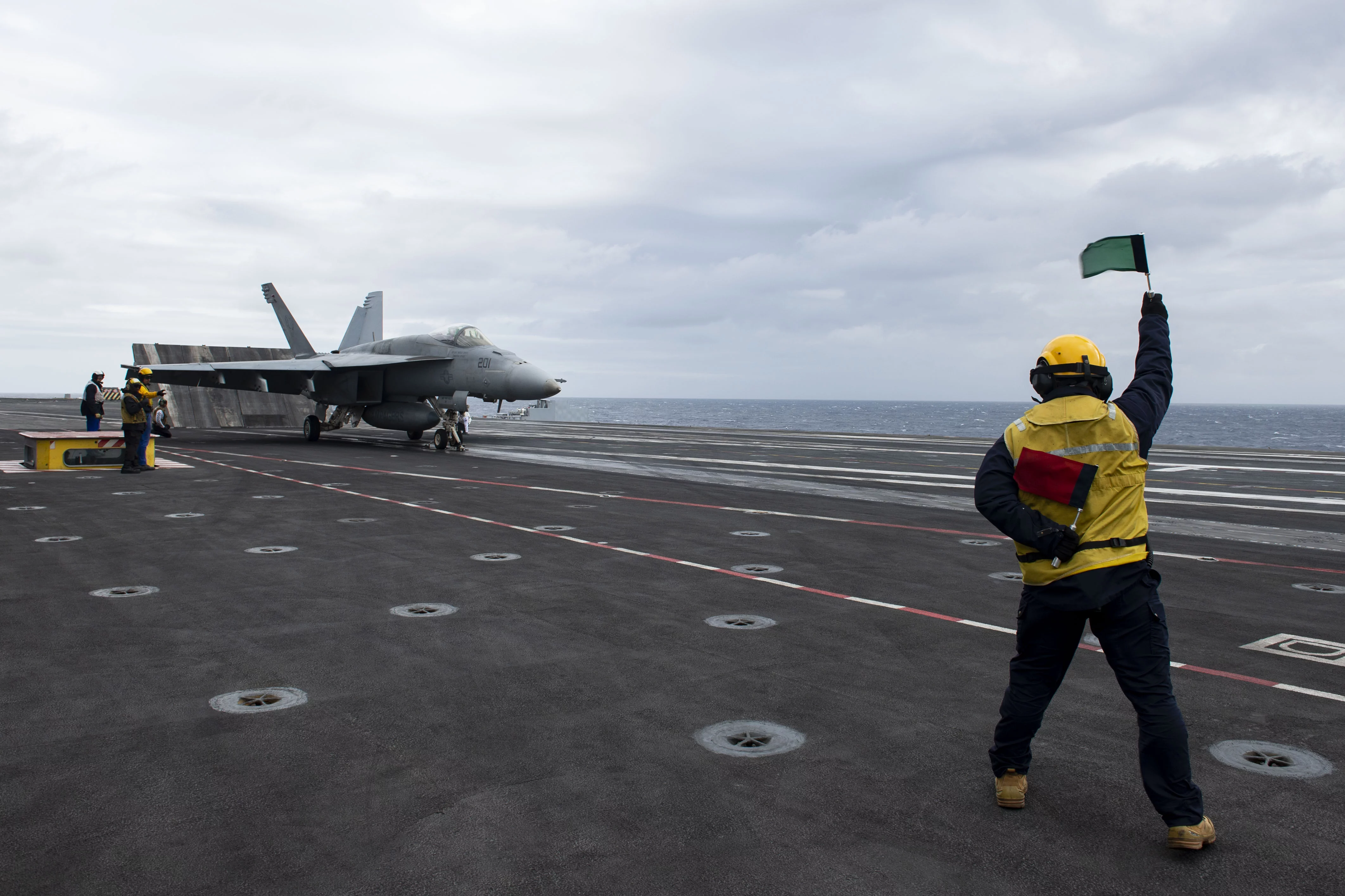 Un chasseur américain F/A-18E Super Hornet se prépare au catapultage depuis le Charles de Gaulle