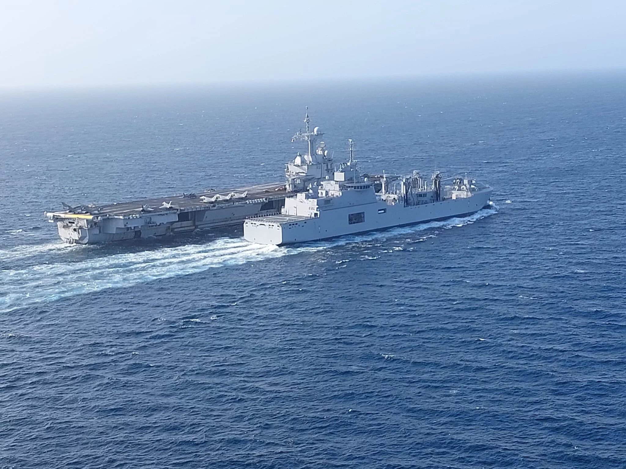 Le BRF Jacques Chevallier ravitaille le porte-avions Charles de Gaulle