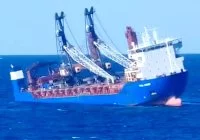 Le cargo « Ursa Major », moteurs éteints et gîtant sur tribord, sur une image prise par les services de secours
