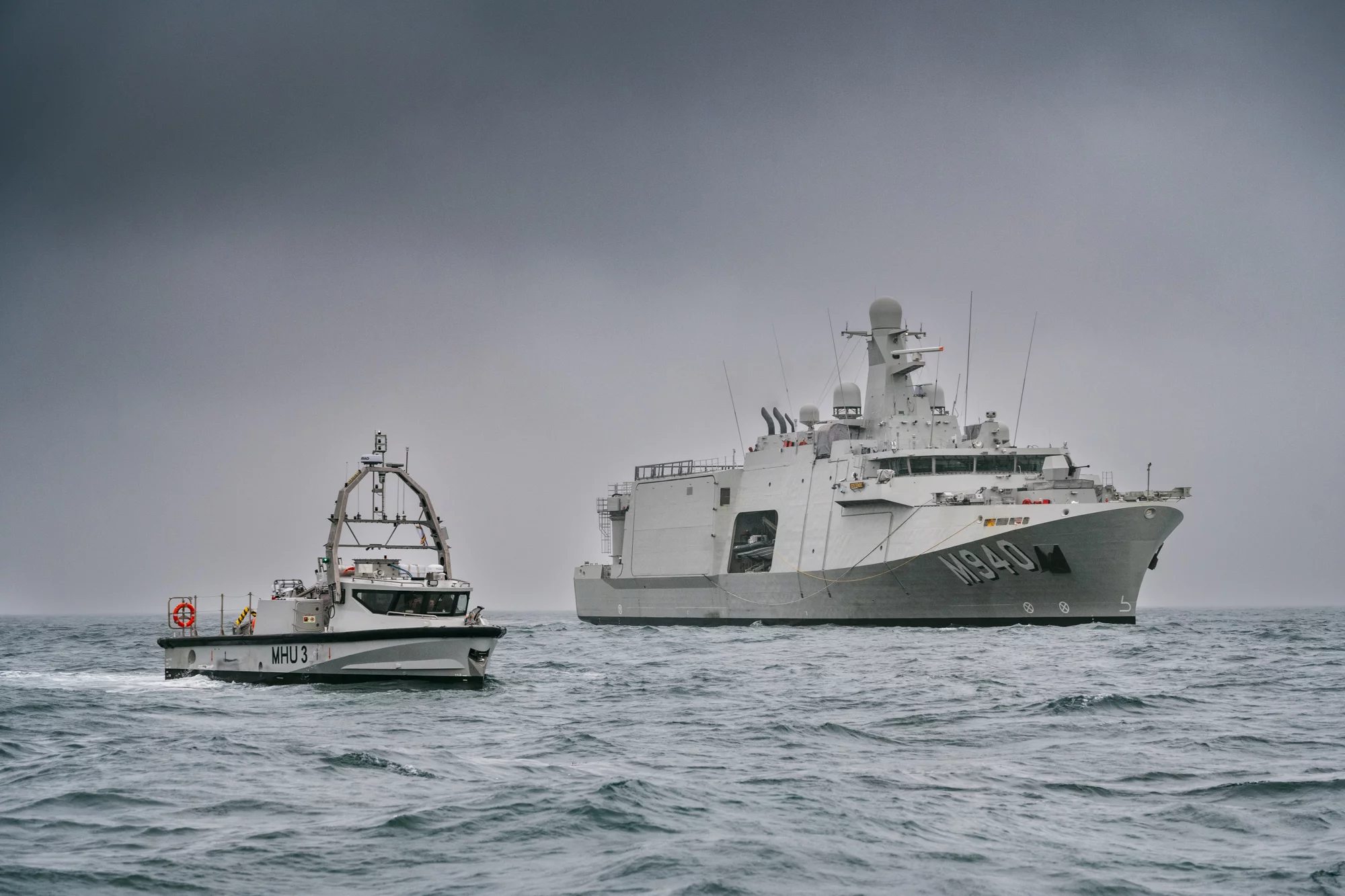 Le nouveau chasseur de mines de la Marine Oostende en baie de Douarnenez