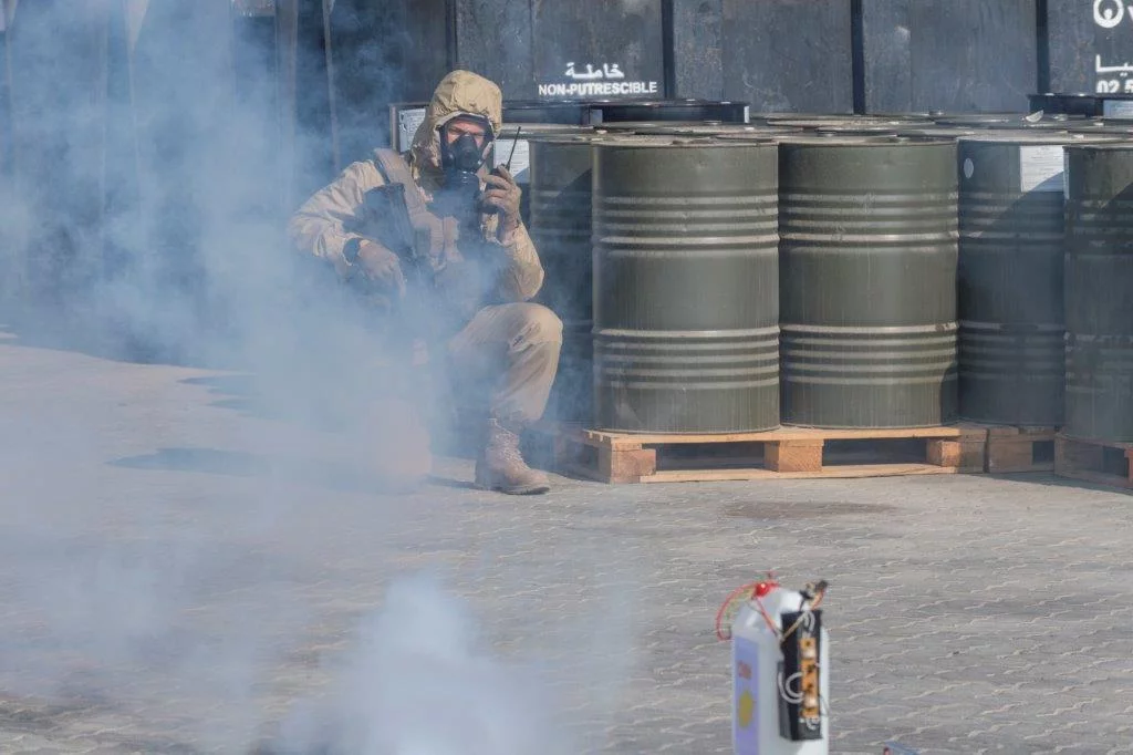 Un fusilier-marin s'entraîne dans un environnement NRBC