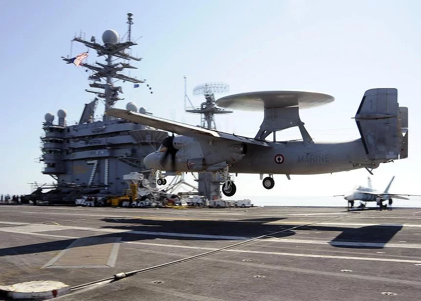Un E-2C Hawkeye se pose sur l'USS Theodore Roosevelt