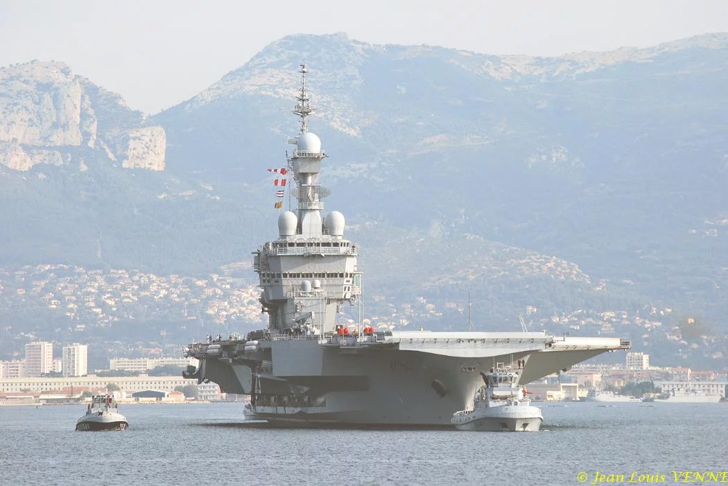 Le porte-avions Charles de Gaulle appareille pour des essais techniques