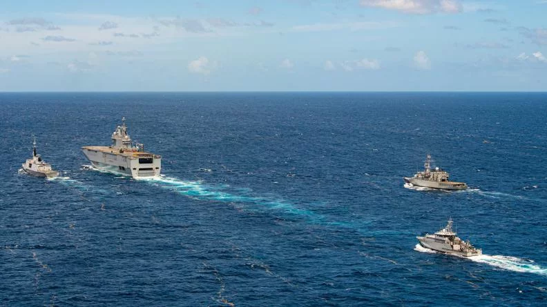 Le porte-hélicoptères Mistral, les frégates Surcouf et Germinal, et le patrouilleur La Combattante