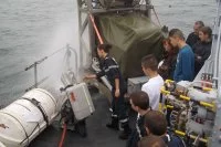 Un pompier intervient plage arrière sous les yeux des familles