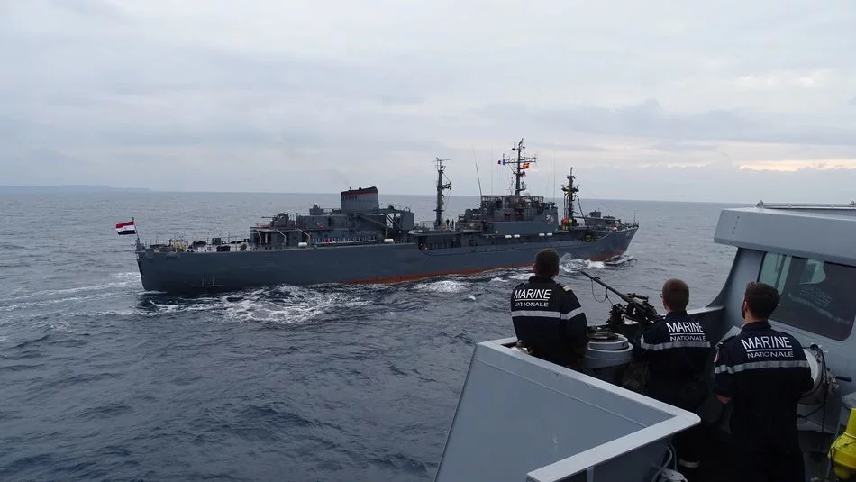 La frégate La Fayette effectue une présentation pour ravitaillement à la mer avec le bâtiment école Shalatein