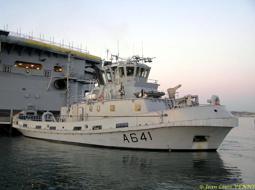 Le Charles de Gaulle sort du bassin