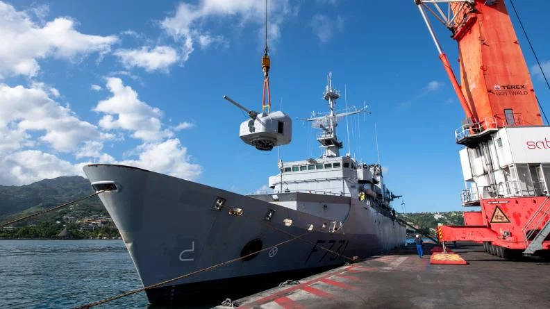Remplacement de la tourelle d’artillerie de 100mm de la frégate Prairial