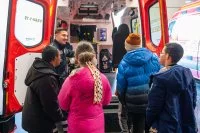 Les élèves visitent un véhicule du bataillon