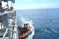 Les naufragés embarquent à bord du Bougainville