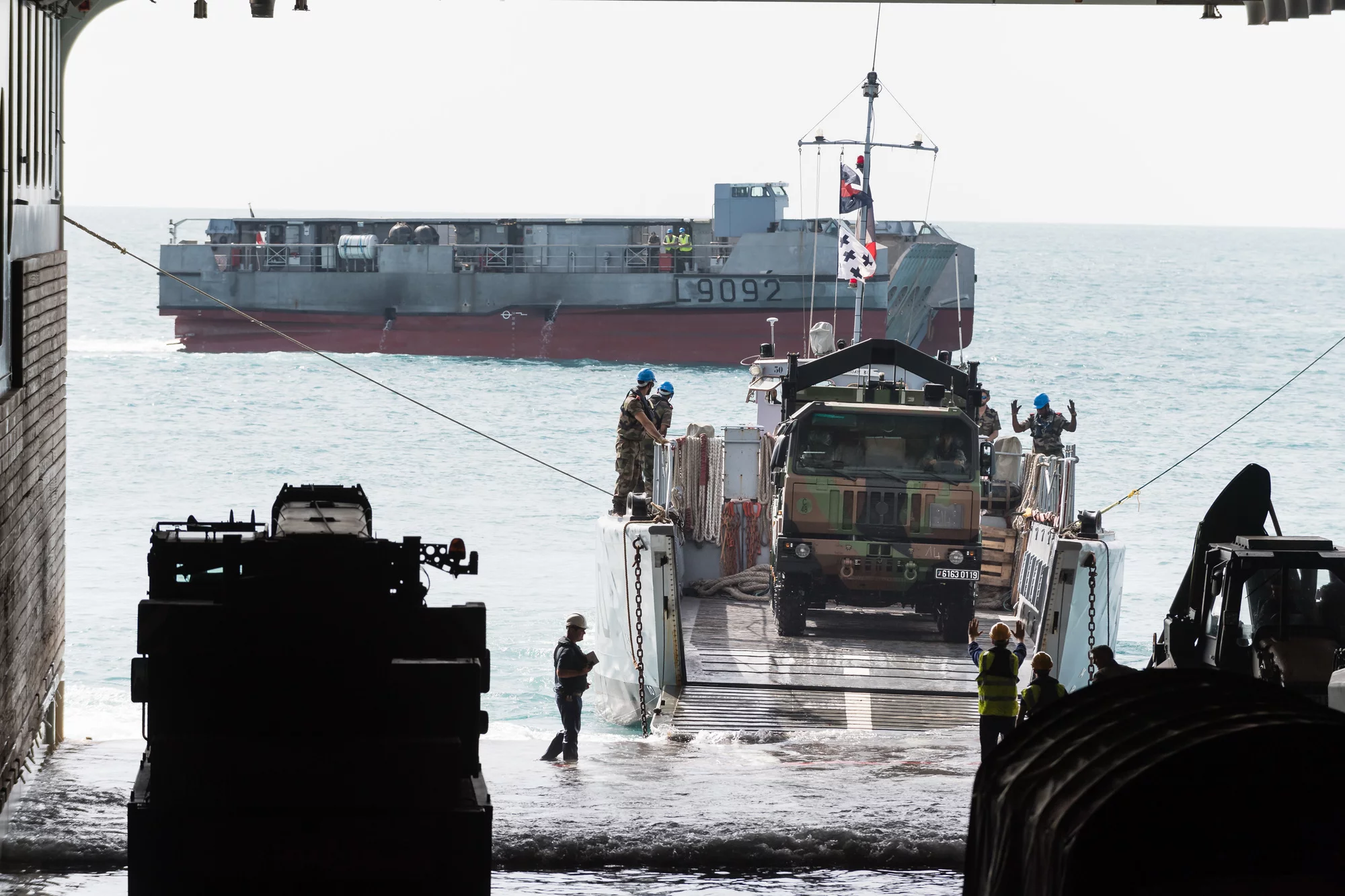 Débarquement de matériel sur les plages de St-Martin