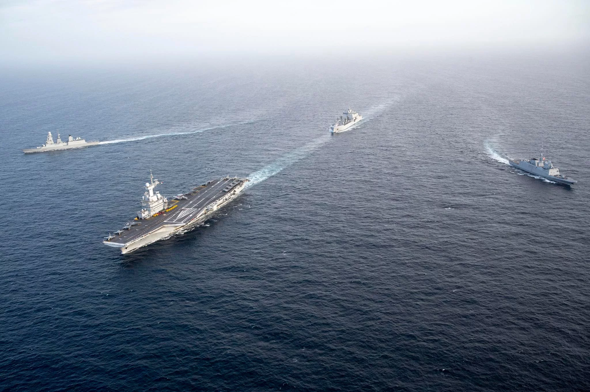 Le groupe aéronaval réuni autour du porte-avions Charles de Gaulle