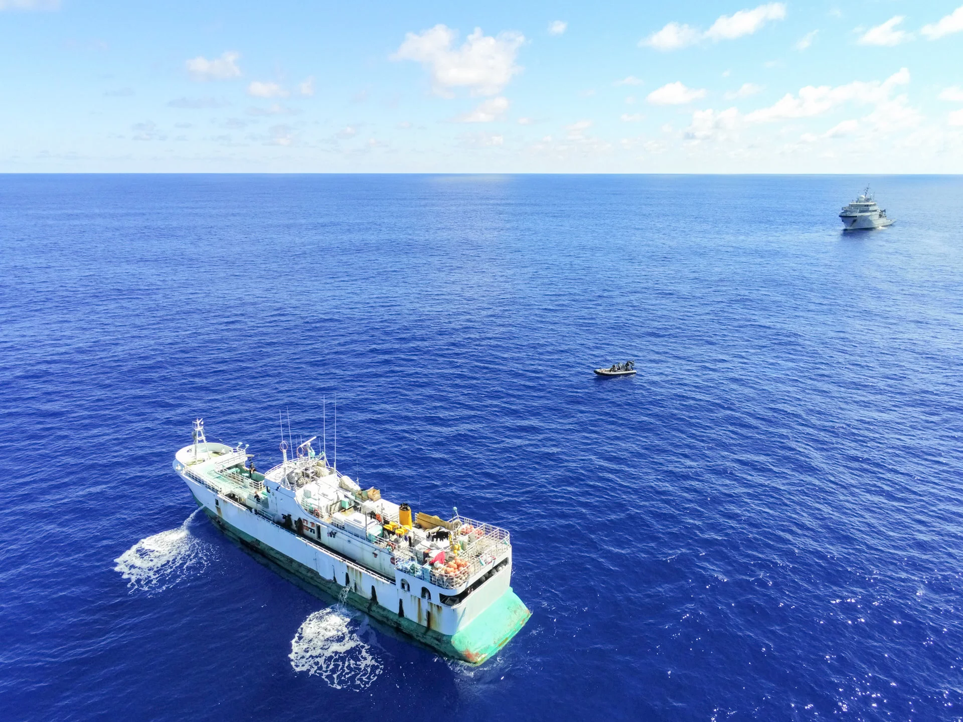 Une équipe de visite du Bougainville contrôle un bateau de pêche