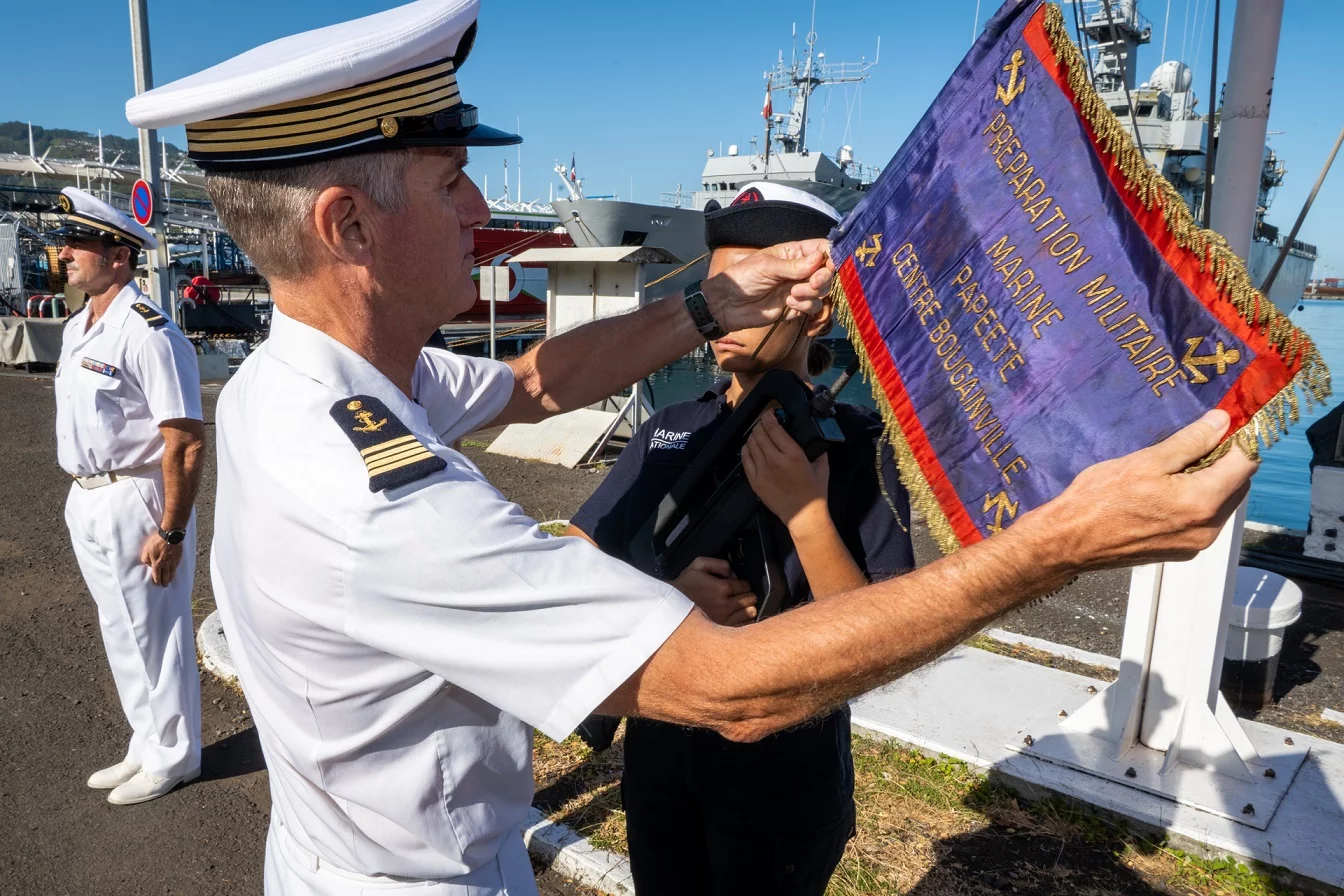Remise du fanion aux stagiaires de la préparation militaire Marine Bougainville (Papeete)