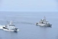 La frégate Vendémiaire et le Selangor, un bâtiment de combat de la marine malaisienne