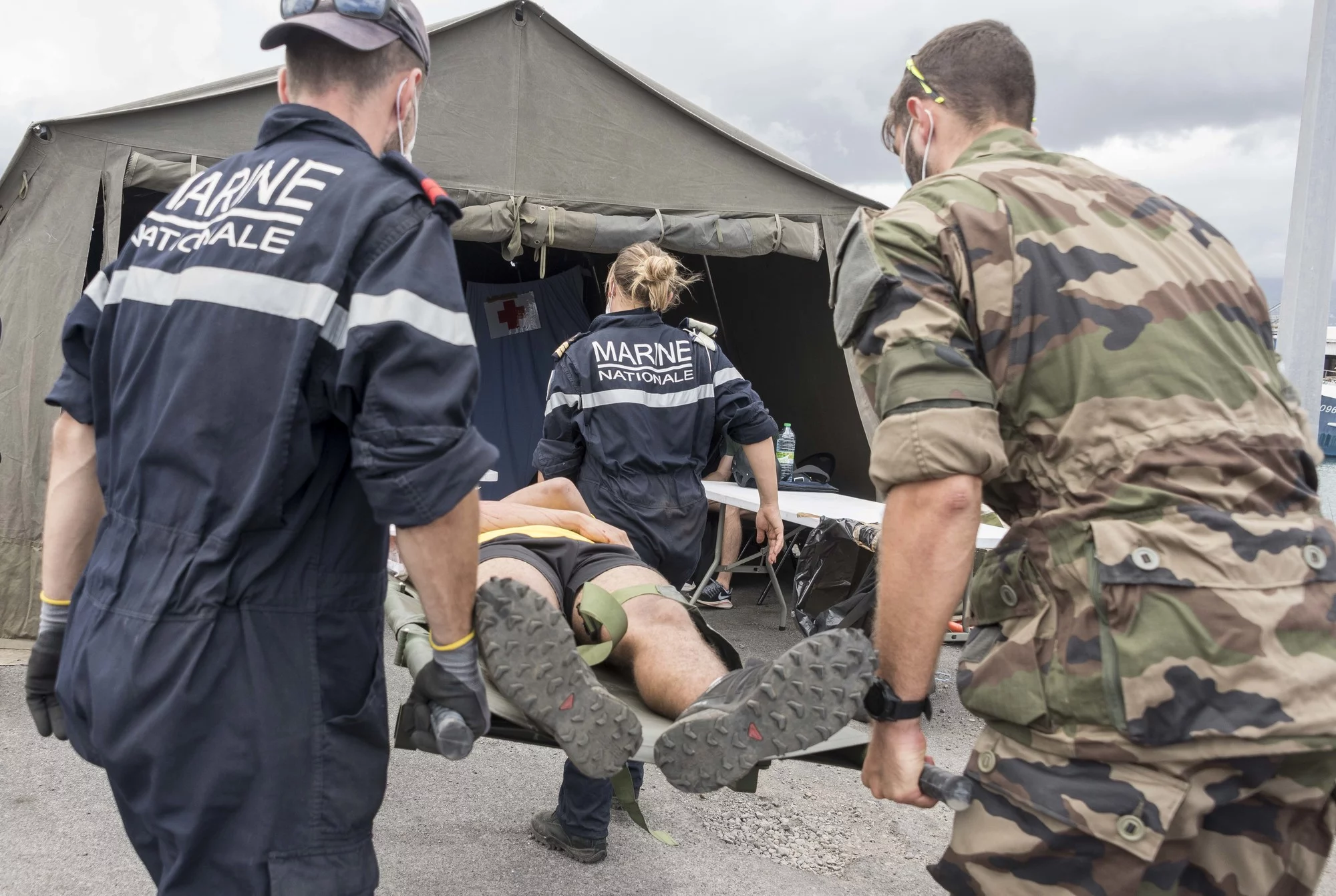 Une victime transportée vers un hôpital de campagne
