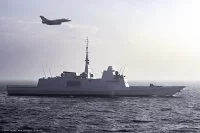 La frégate Provence survolée par un Rafale de l'armée de l'air