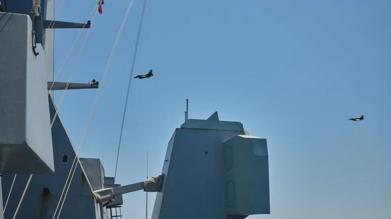 La frégate Provence s’entraîne avec l’armée de l’air grecque en Méditerranée orientale