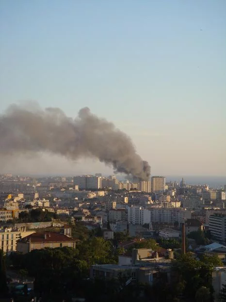 Le panache de fumée dégagée par l'incendie