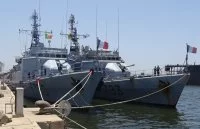 Relève à Dakar entre le Commandant Blaison et le Lieutenant de vaisseau Lavallée