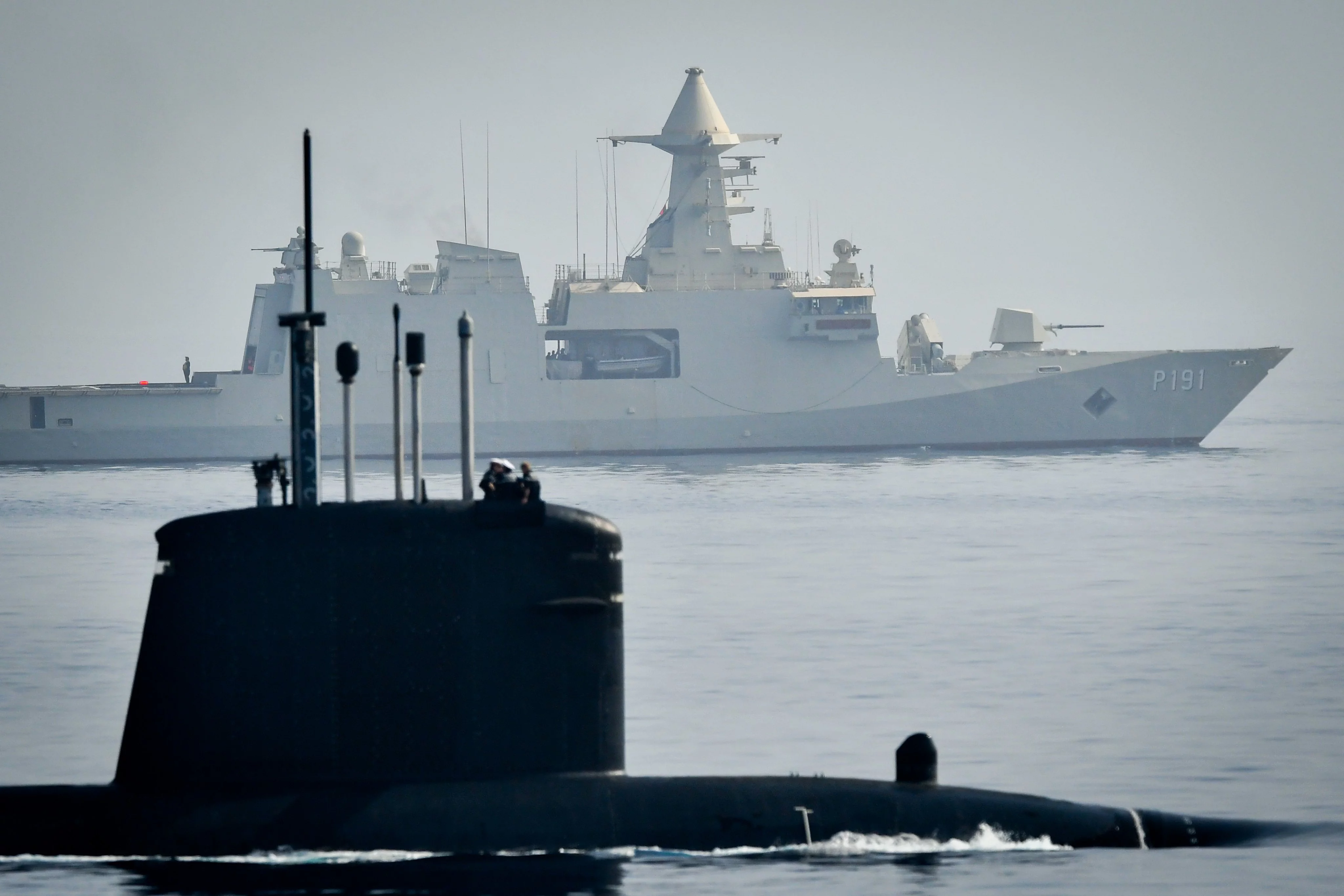 L'Améthyste et une frégate indienne