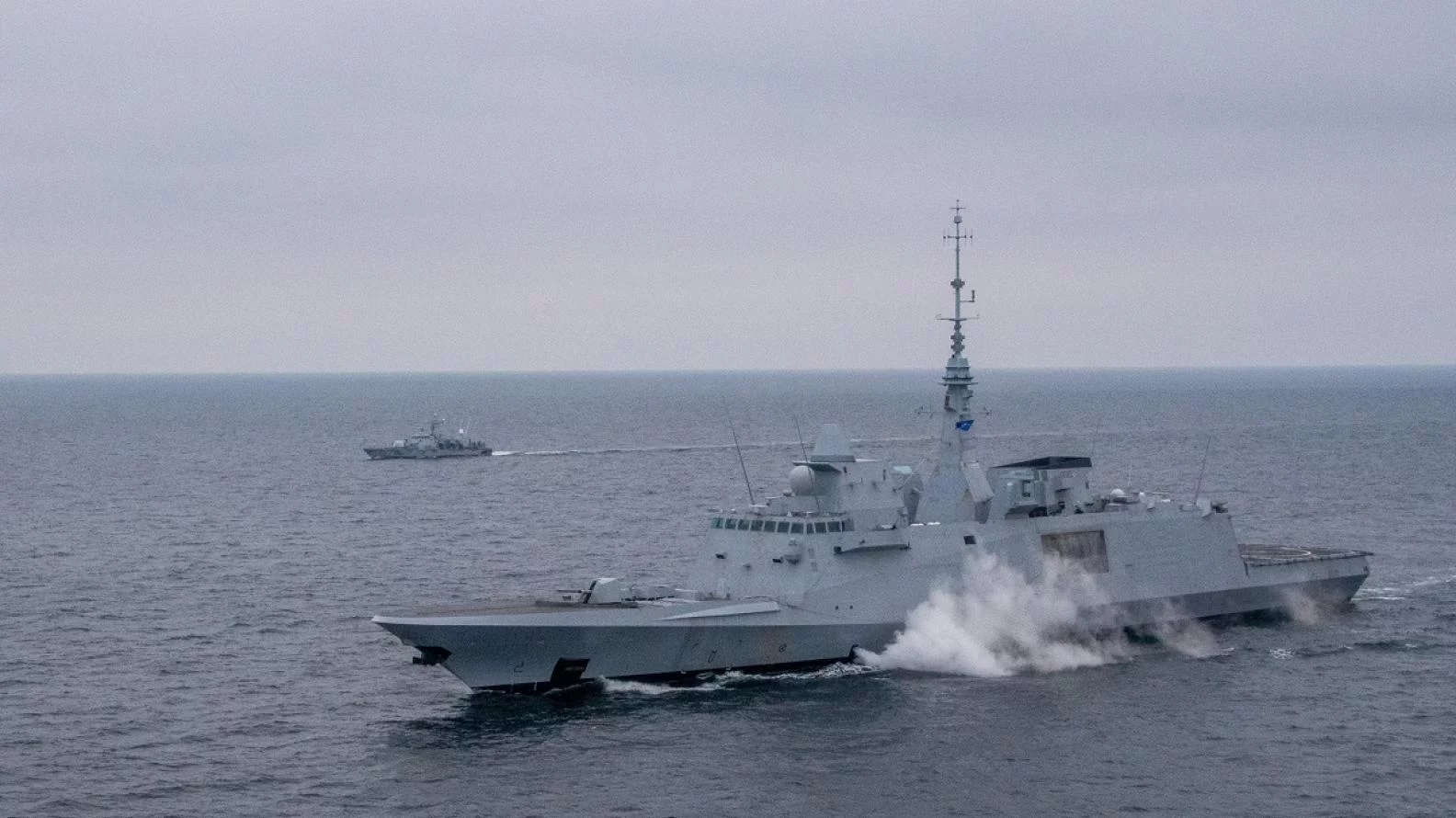 La frégate Aquitaine et un bâtiment suédois