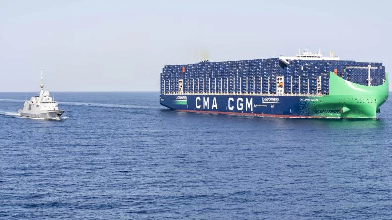 Une frégate multi-missions accompagne dans le détroit de Bab el Mandeb le plus grand porte-conteneurs naviguant sous pavillon français