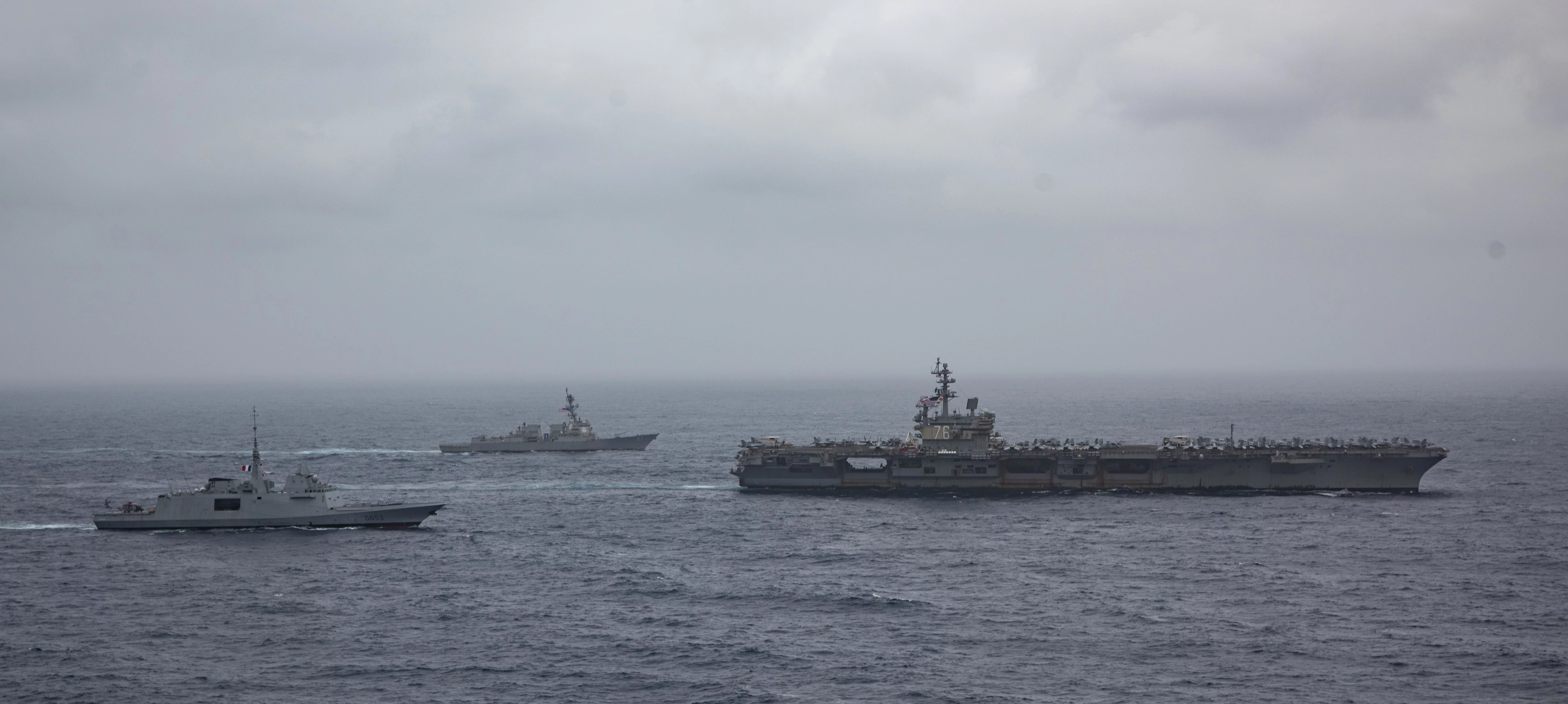 La frégate Languedoc, le porte-avions USS Ronald Reagan et le destroyer USS Halsey