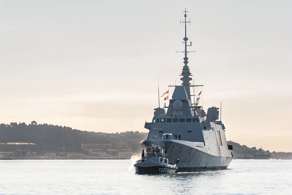 La frégate Auvergne quitte le port de Toulon
