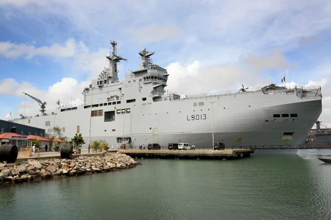 Le BPC Mistral dans le port de Colombo (Sri Lanka)