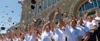 Les mousses devenus matelots lancent leur bachi