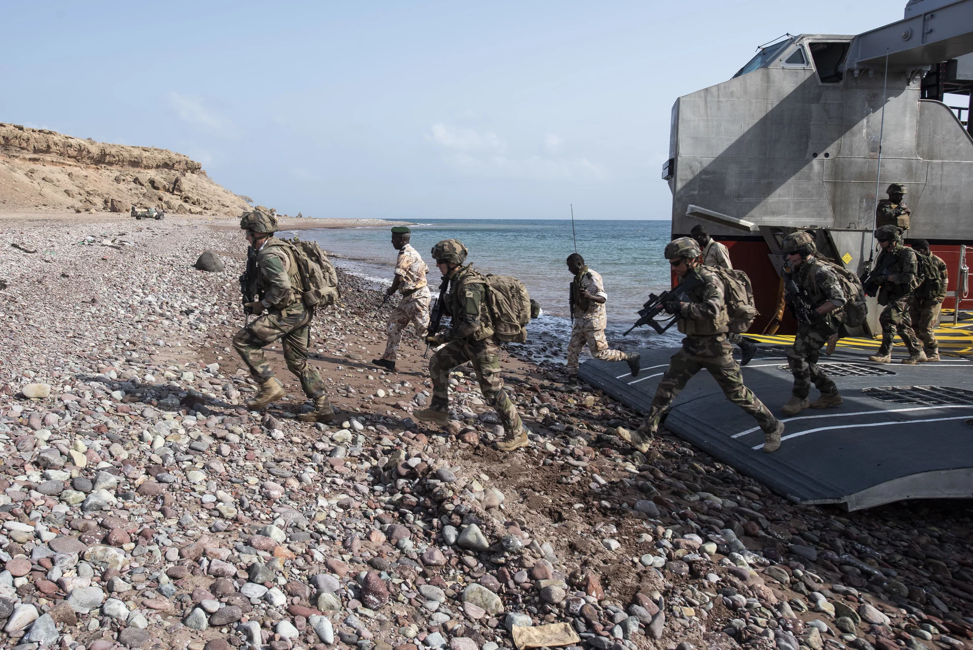 Mise à terre de plus de 90 véhicules et des troupes embarquées