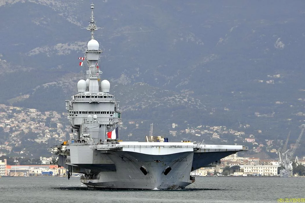 Le porte-avions Charles de Gaulle appareille pour la mission Harmattan