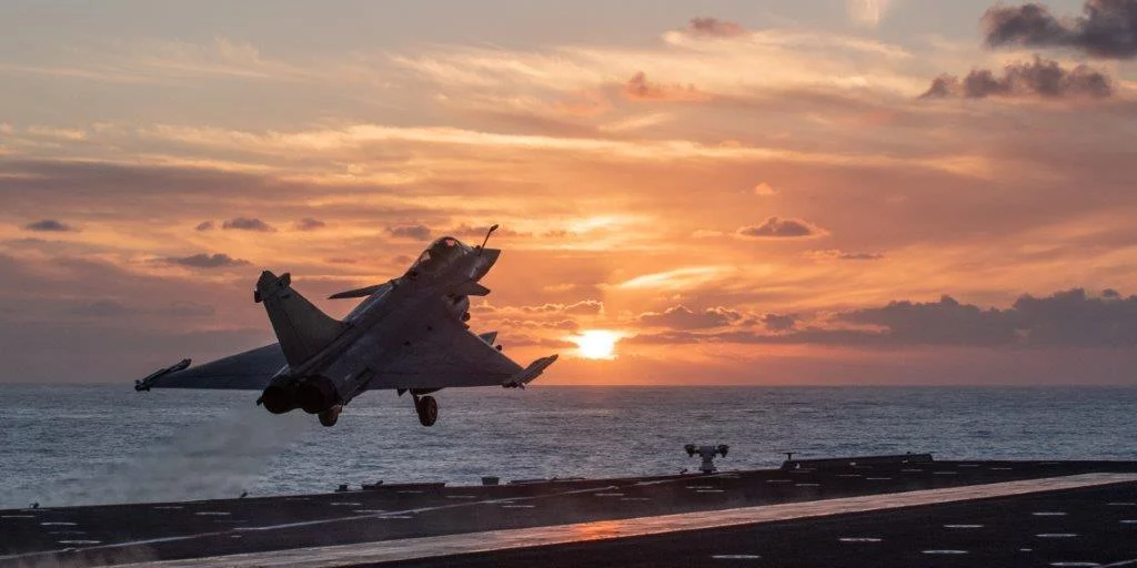 Décollage d'un chasseur Rafale
