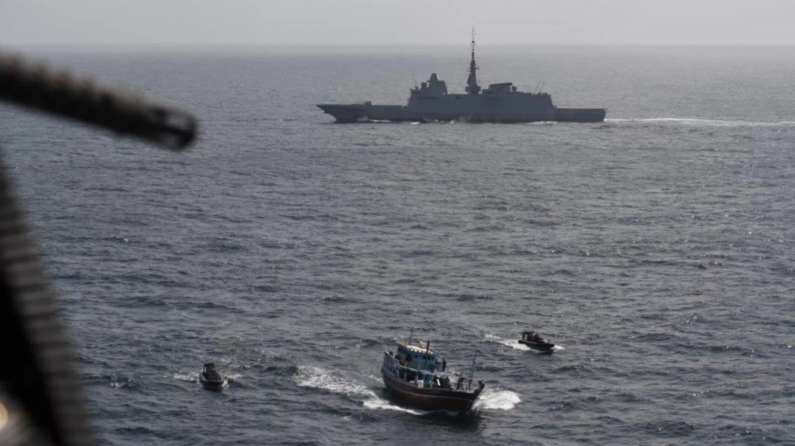 La frégate Alsace intercepte un boutre