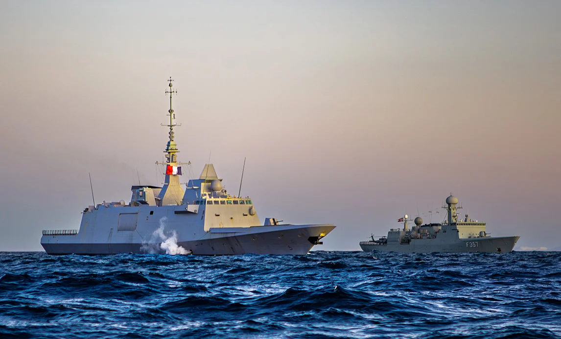 La frégate française Bretagne et le navire d’inspection danois Thetis