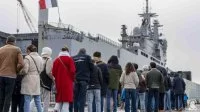 Les visiteurs forment une longue file d'attente avant d'accéder au Tonnerre
