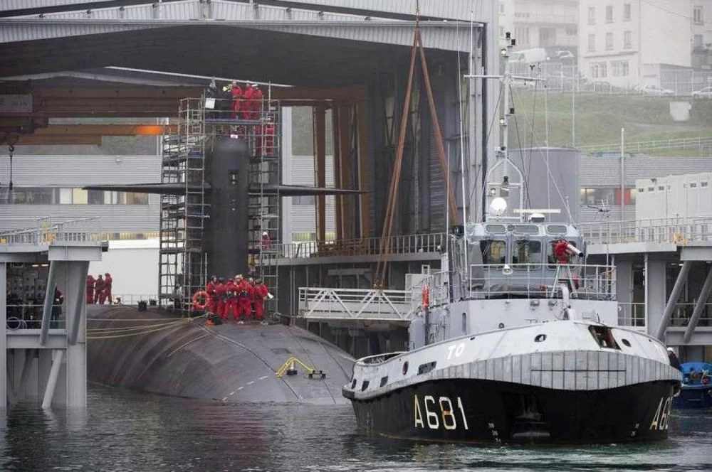 Le SNLE Le Vigilant sort du bassin à Brest