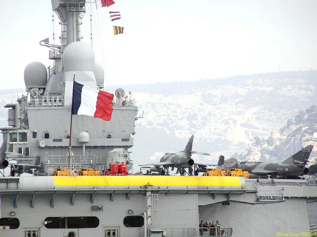Des avions de chasse sur le pont d'envol