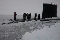 Le sous-marin USS New Mexico fait surface dans la banquise au cours de l'exercice ICEX 2014